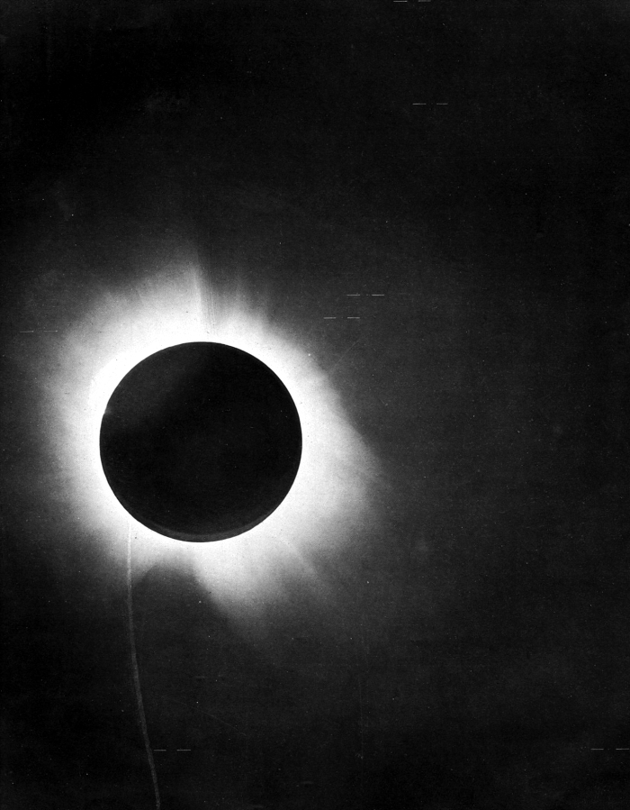 L'éclipse de soleil du 29 mai 1919 photographiée par l'expédition de Sir Arthur Eddington depuis la côte ouest de l'Afrique.
