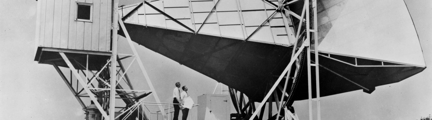 Arno Penzias et Robert Wilson devant le radiotélescope de Crawford Hill, 1964.